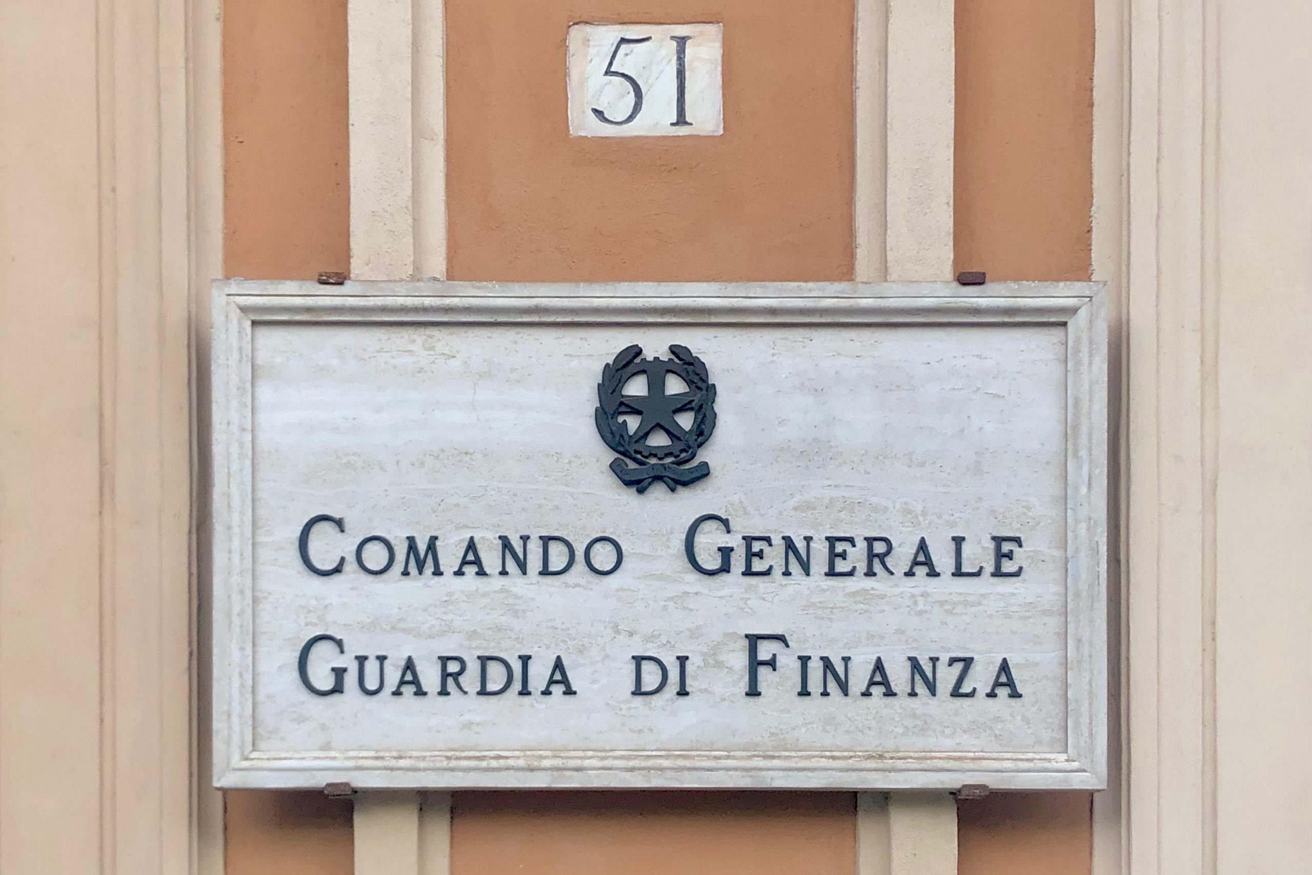 Dodici arresti della guardia di finanza di Cremona per false fatture, riciclaggio e crediti fittizi